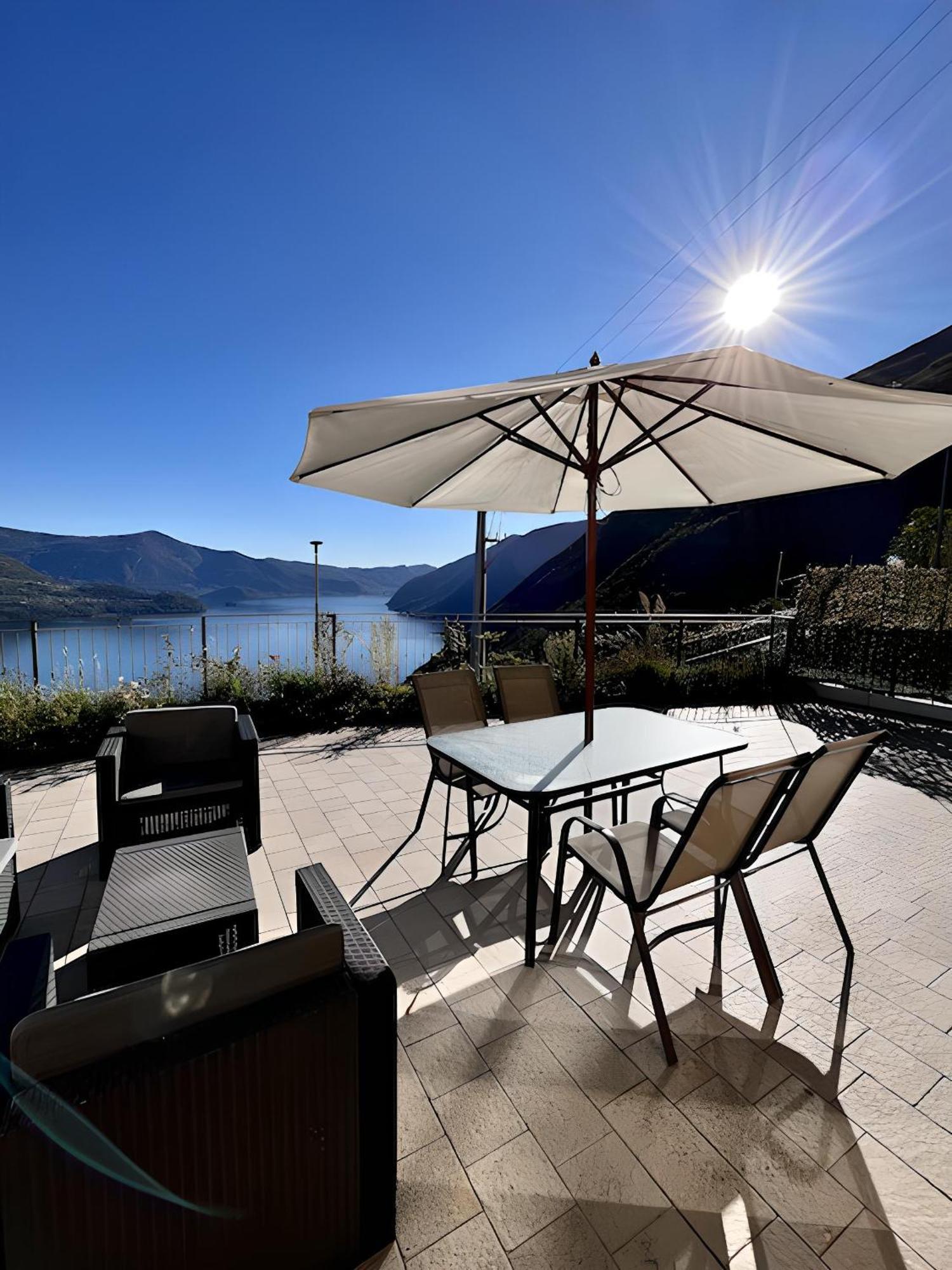 Appartamento Grande Terrazza Vista Lago Parzanica Luaran gambar